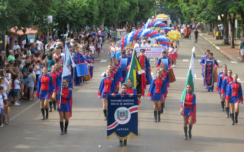 Desfile Cívico marca os 50 anos de emancipação de Japurá.
