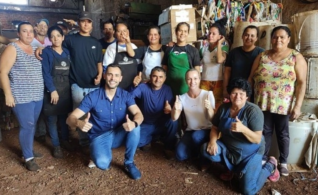 Prefeita Adriana e vice  participam de reunião com funcionários da reciclagem