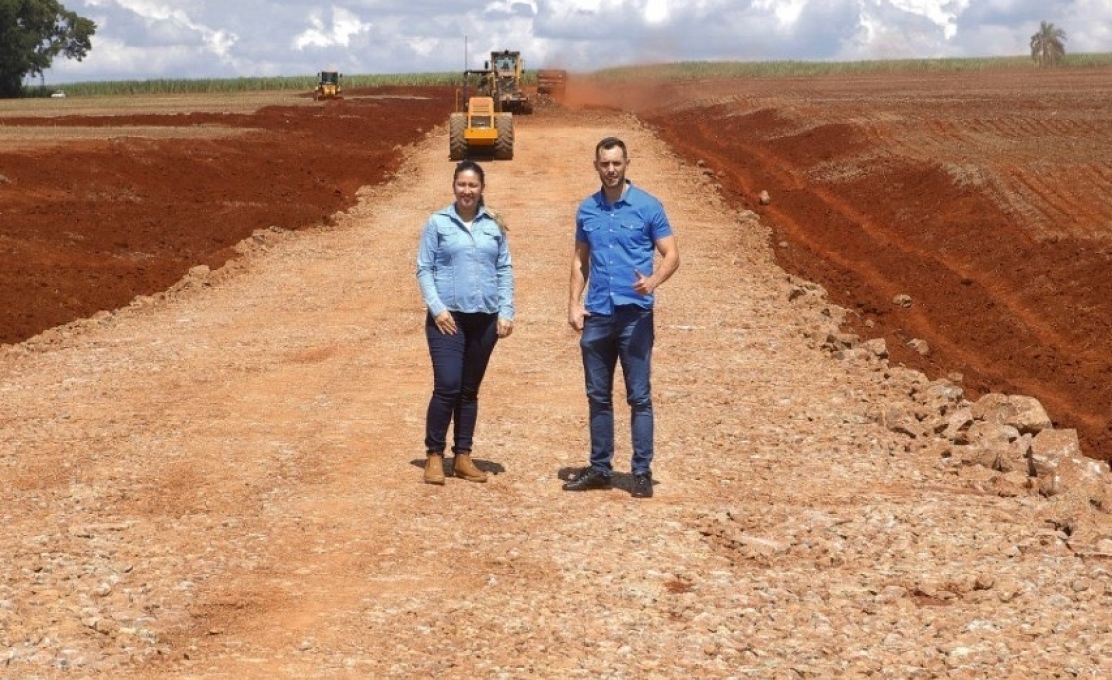 Prefeitura de Japurá intensifica cascalhamento de estradas rurais