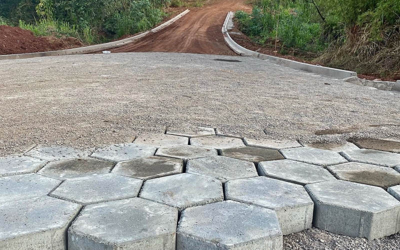 ESTRADA COROA COMEÇA A SER PAVIMENTADA