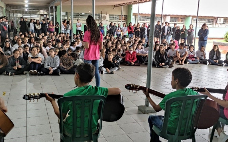 APRESENTAÇÃO CULTURAL NO COLÉGIO ESTADUAL EMÍLIO DE MENEZES